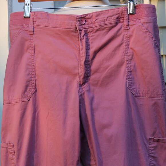LEE Mauve Relaxed Fit Mid Rise Stretch Cotton Cropped Cargo Roll Tab Hem Pants - Picture 2 of 7